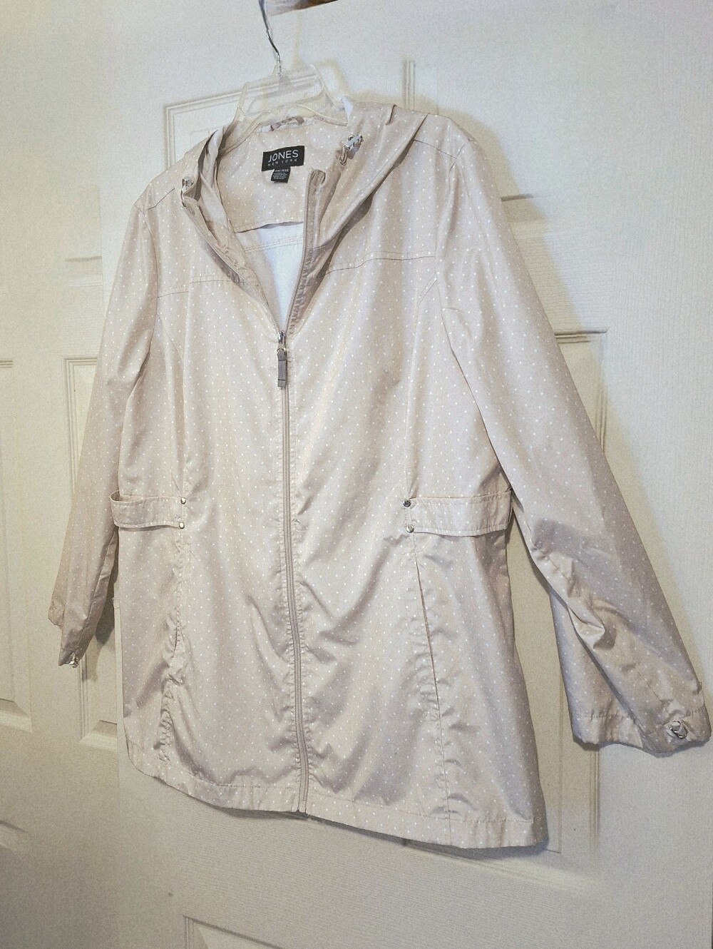 Jones New York light beige rain jacket, windbreaker white polka dots, hood XXL